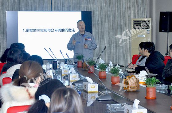 Mr. Zhang Yunlong explained the technology and equipment.jpg
